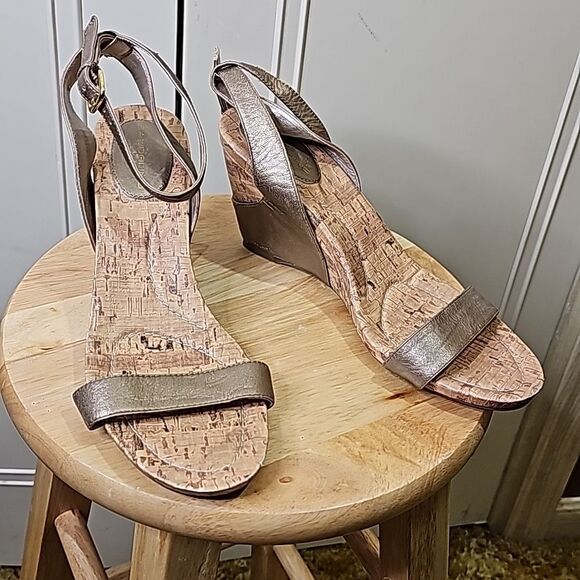 Bandolino Wedges Leather Upper Gold Size 9.5 - Picture 1 of 7